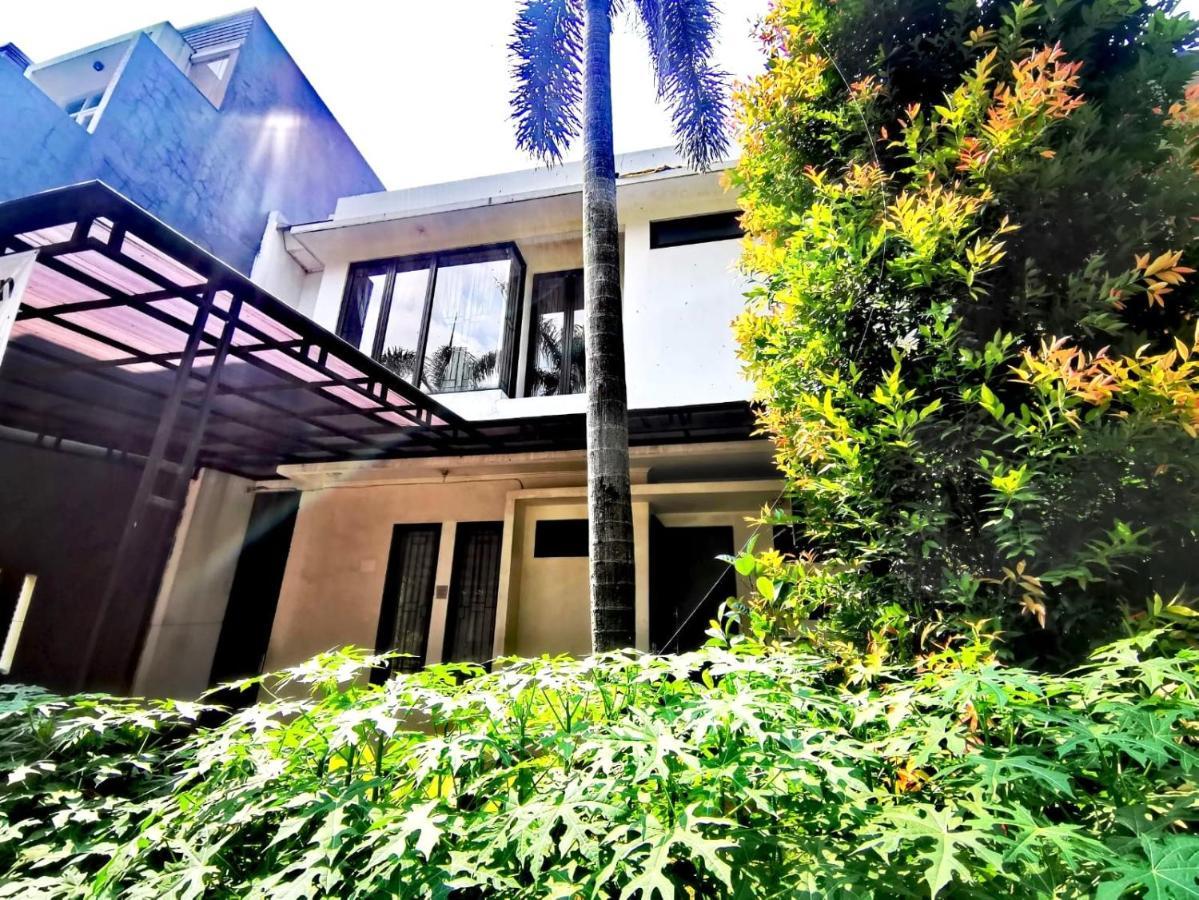 4-Bedroom Home In South Jakarta Nuansa Swadarma Residence By Le Ciel Hospitality Exteriör bild