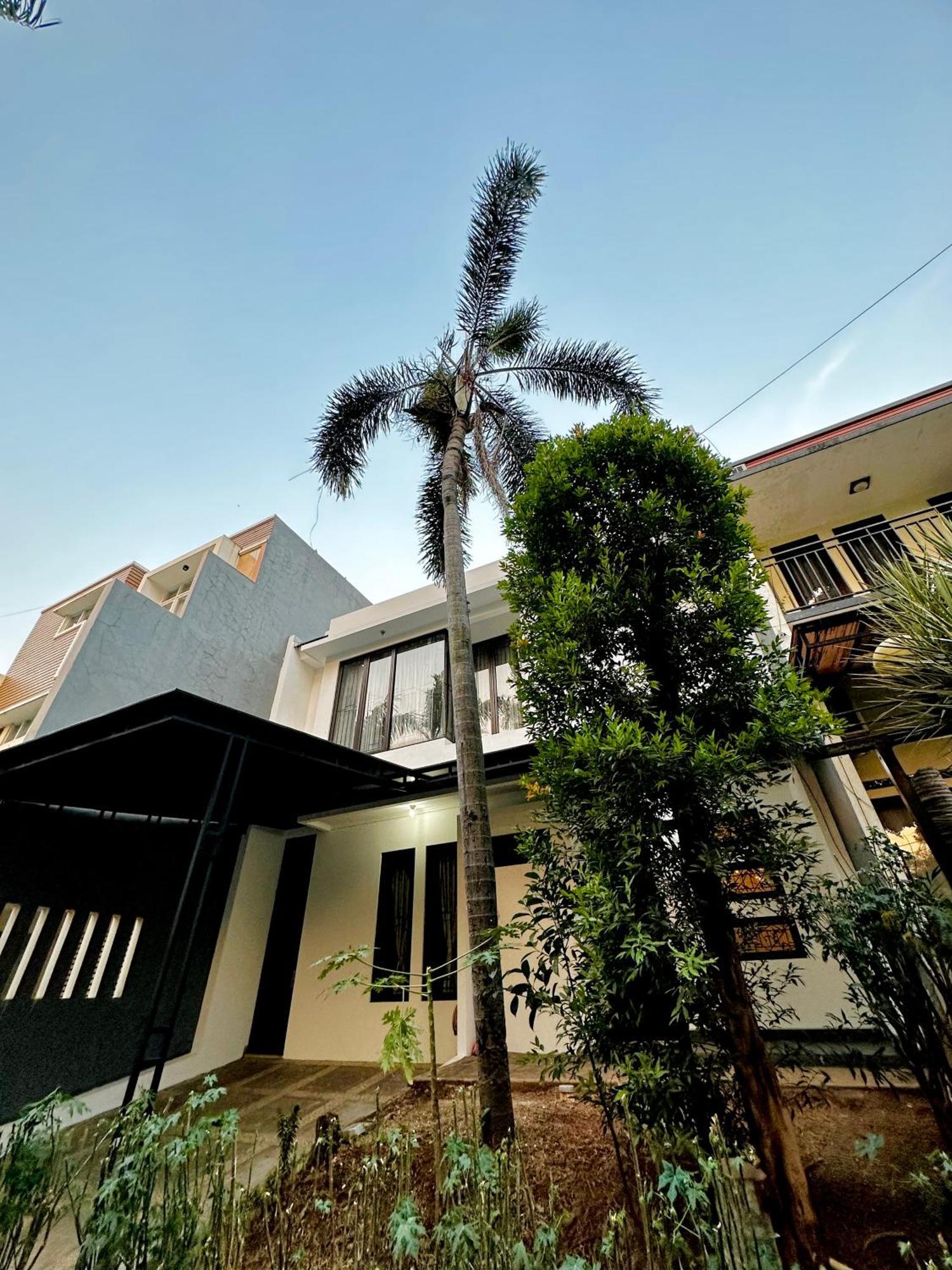 4-Bedroom Home In South Jakarta Nuansa Swadarma Residence By Le Ciel Hospitality Exteriör bild