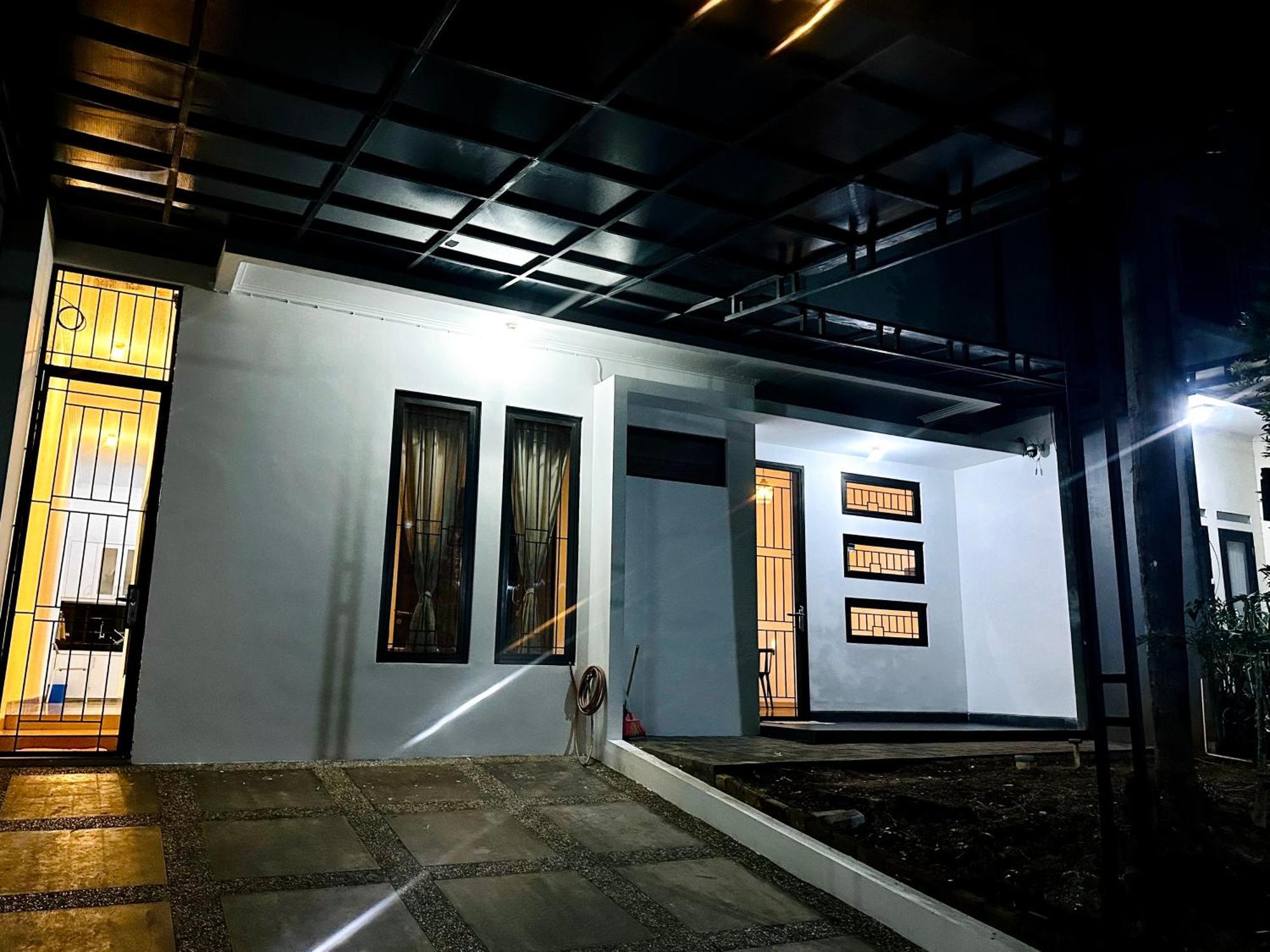 4-Bedroom Home In South Jakarta Nuansa Swadarma Residence By Le Ciel Hospitality Exteriör bild