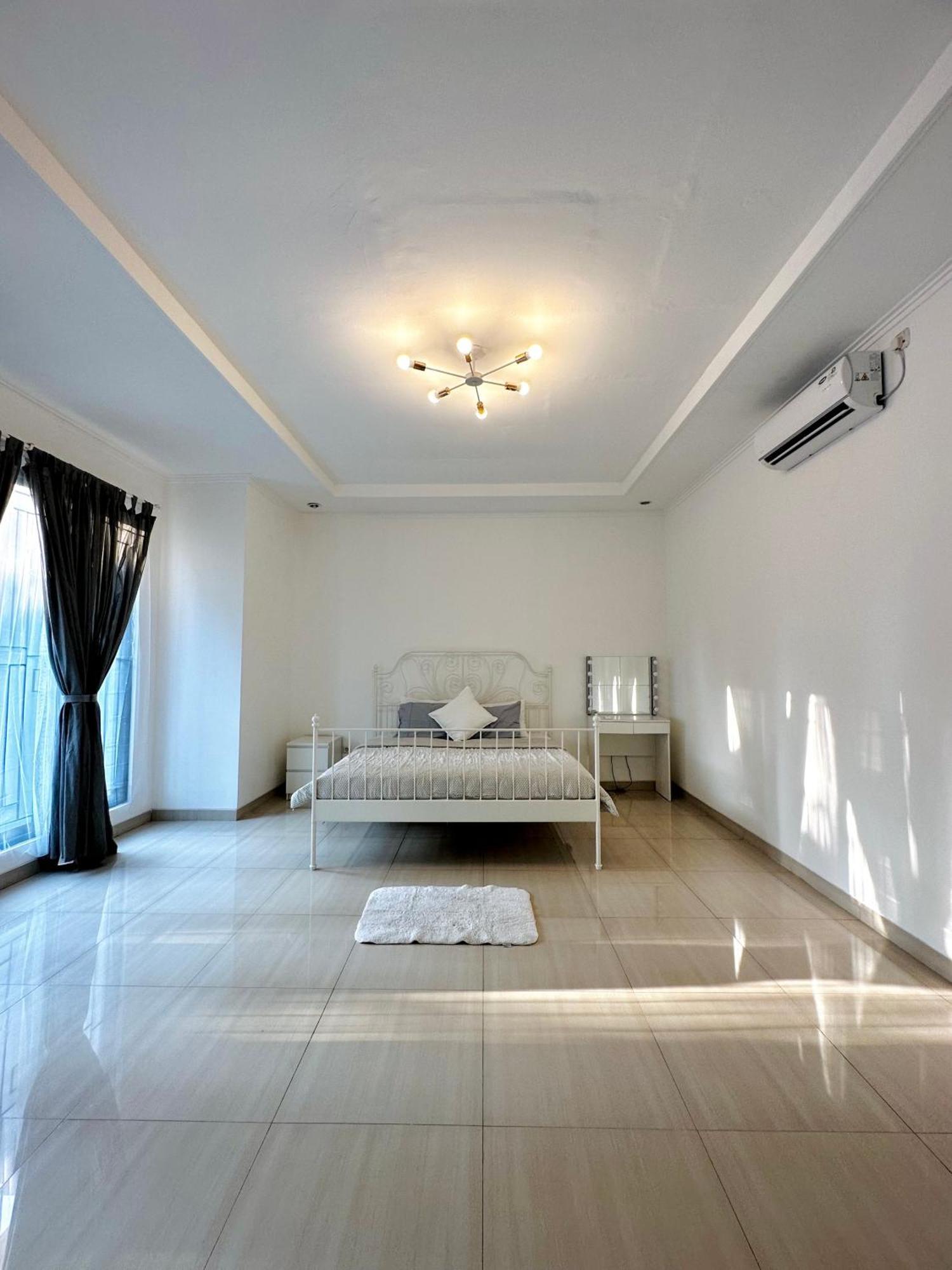 4-Bedroom Home In South Jakarta Nuansa Swadarma Residence By Le Ciel Hospitality Exteriör bild