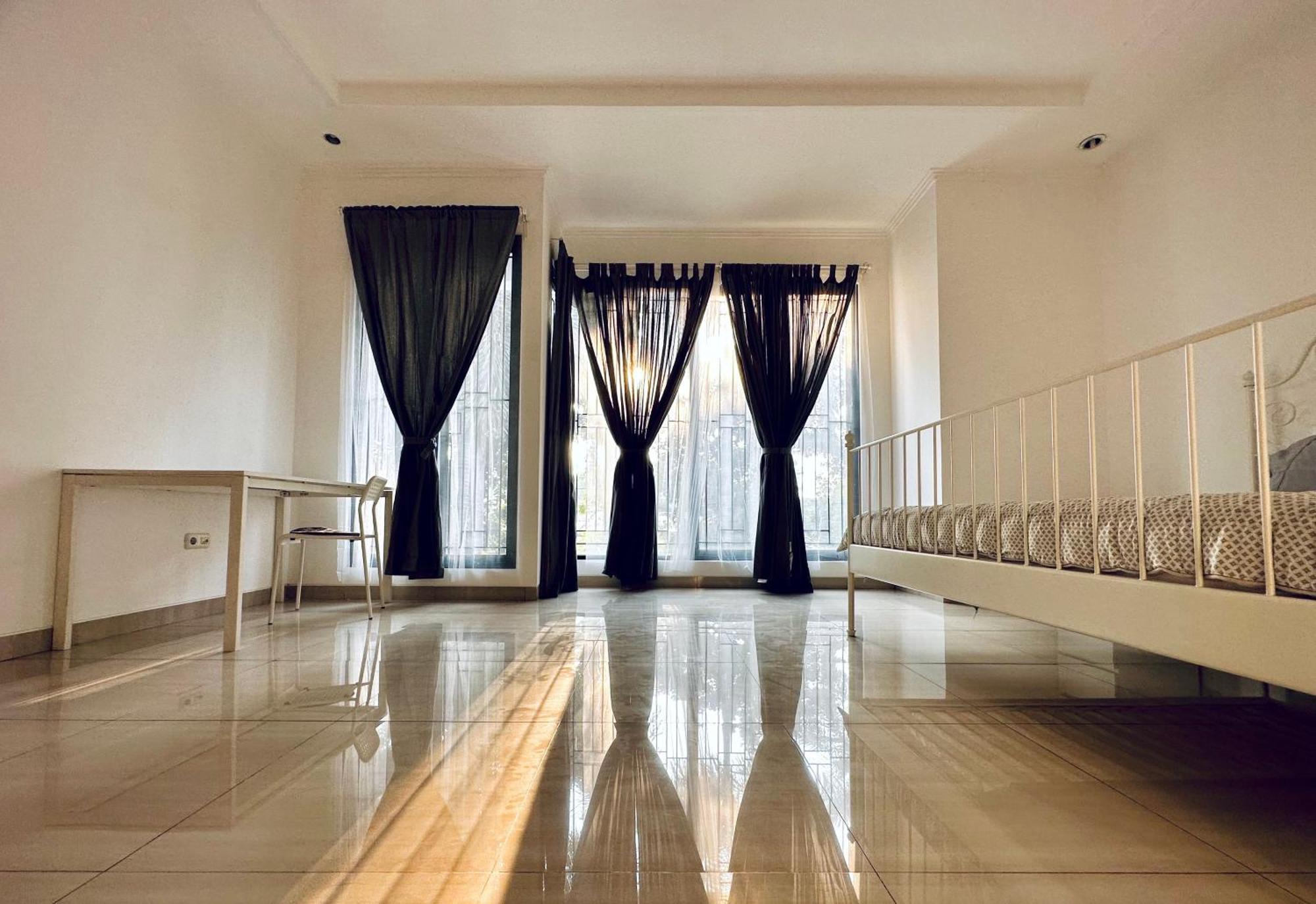 4-Bedroom Home In South Jakarta Nuansa Swadarma Residence By Le Ciel Hospitality Exteriör bild