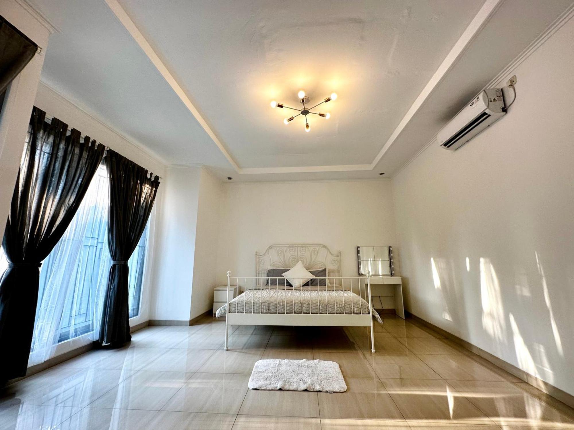 4-Bedroom Home In South Jakarta Nuansa Swadarma Residence By Le Ciel Hospitality Exteriör bild