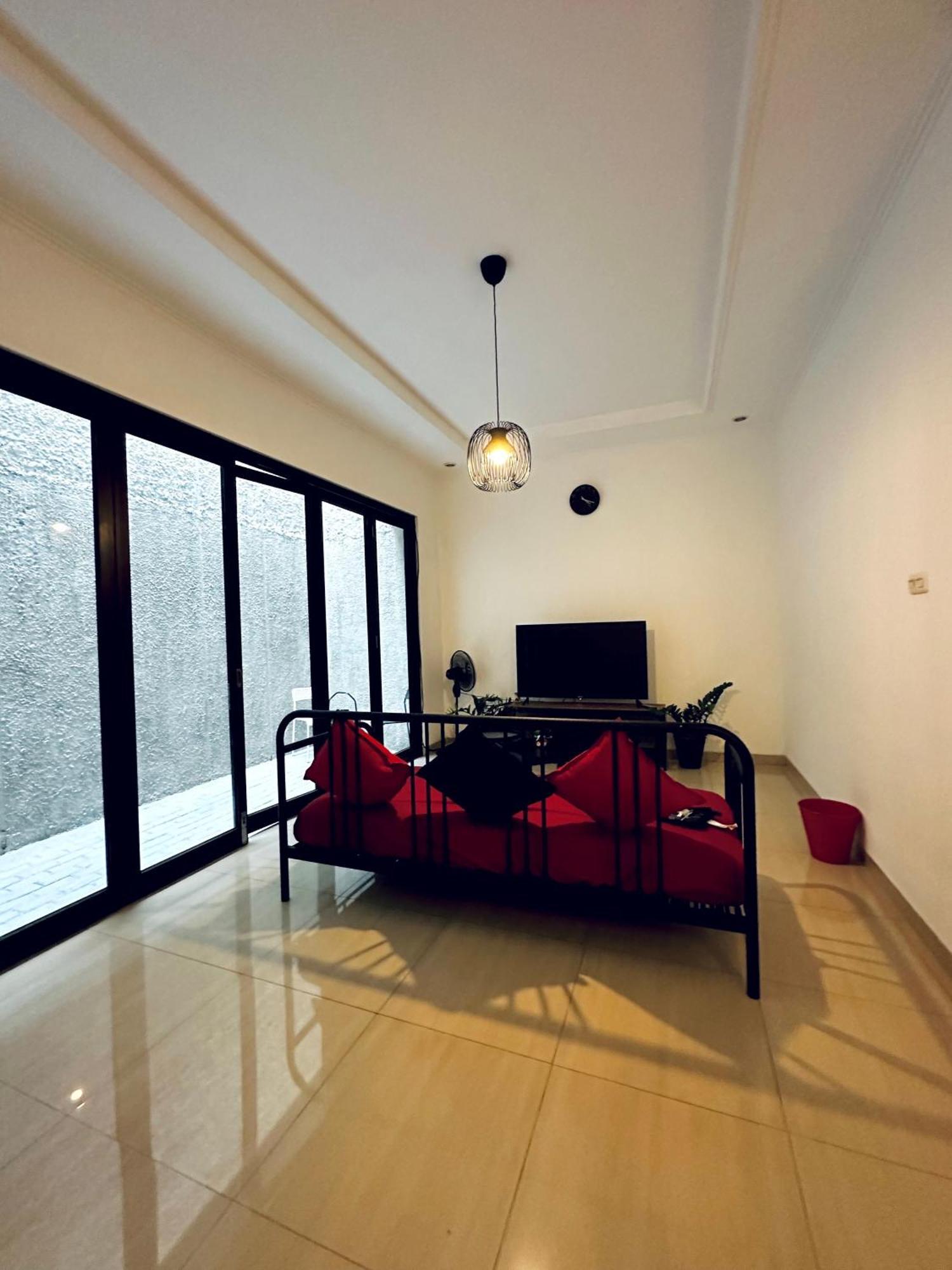4-Bedroom Home In South Jakarta Nuansa Swadarma Residence By Le Ciel Hospitality Exteriör bild