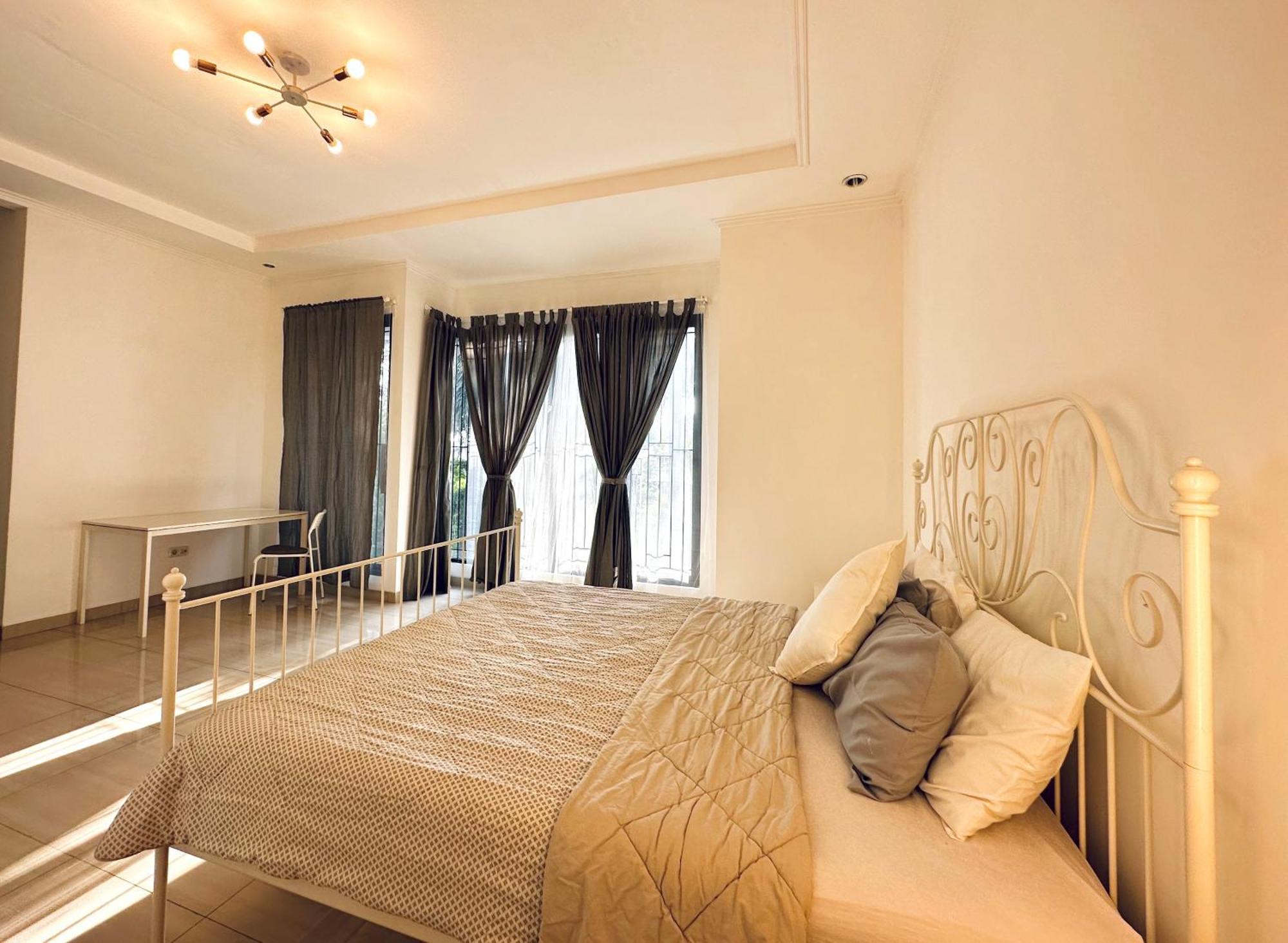 4-Bedroom Home In South Jakarta Nuansa Swadarma Residence By Le Ciel Hospitality Exteriör bild