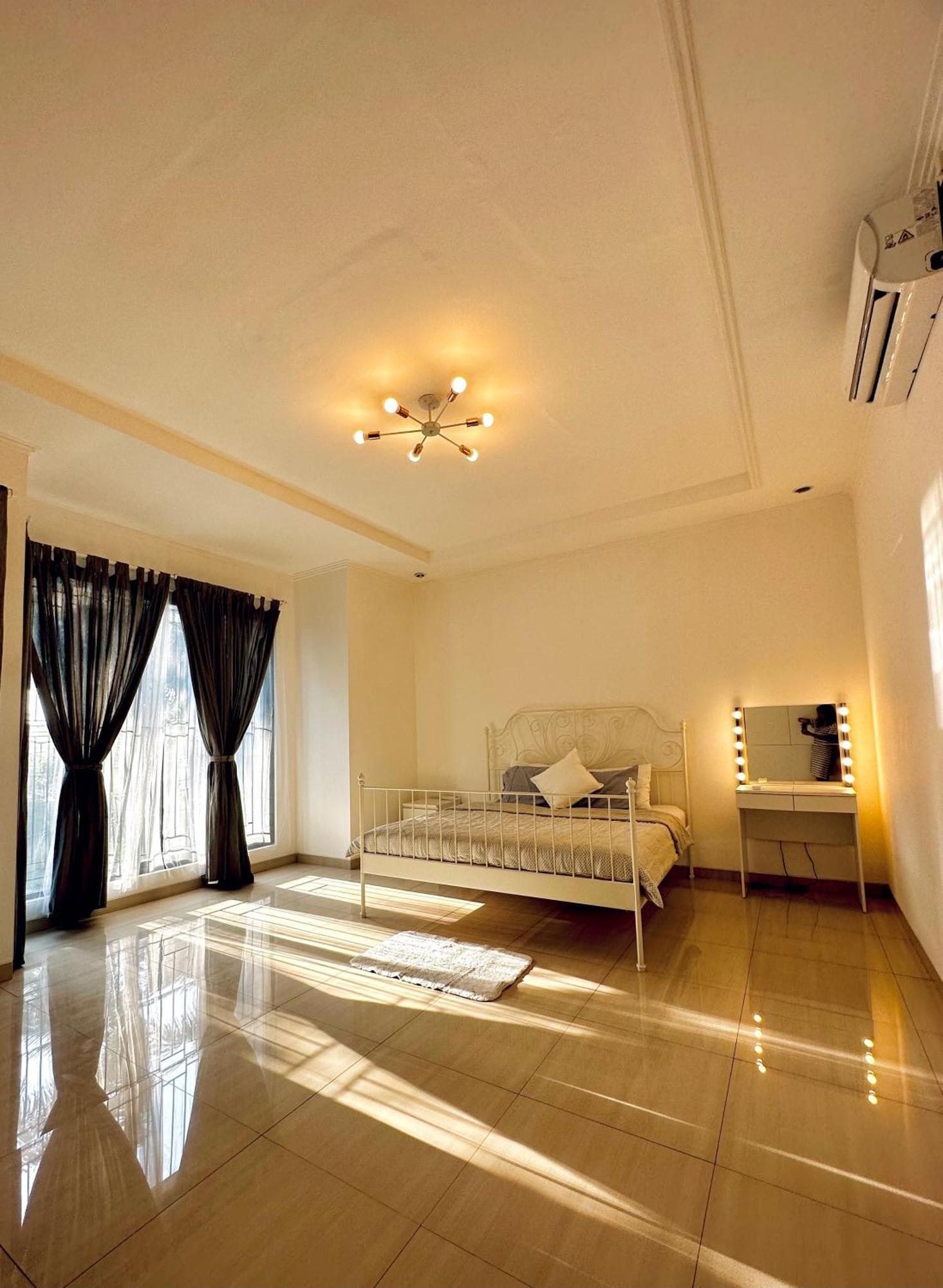 4-Bedroom Home In South Jakarta Nuansa Swadarma Residence By Le Ciel Hospitality Exteriör bild