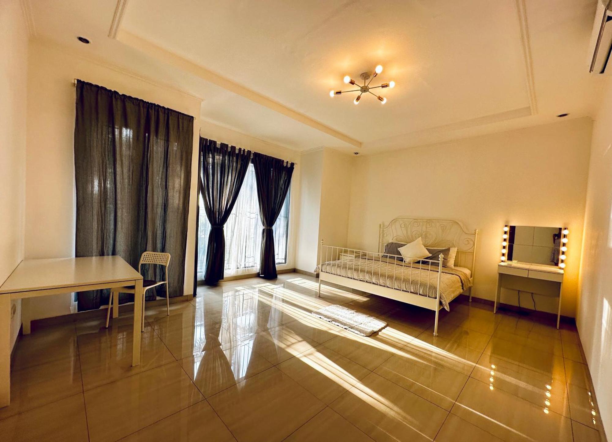 4-Bedroom Home In South Jakarta Nuansa Swadarma Residence By Le Ciel Hospitality Exteriör bild