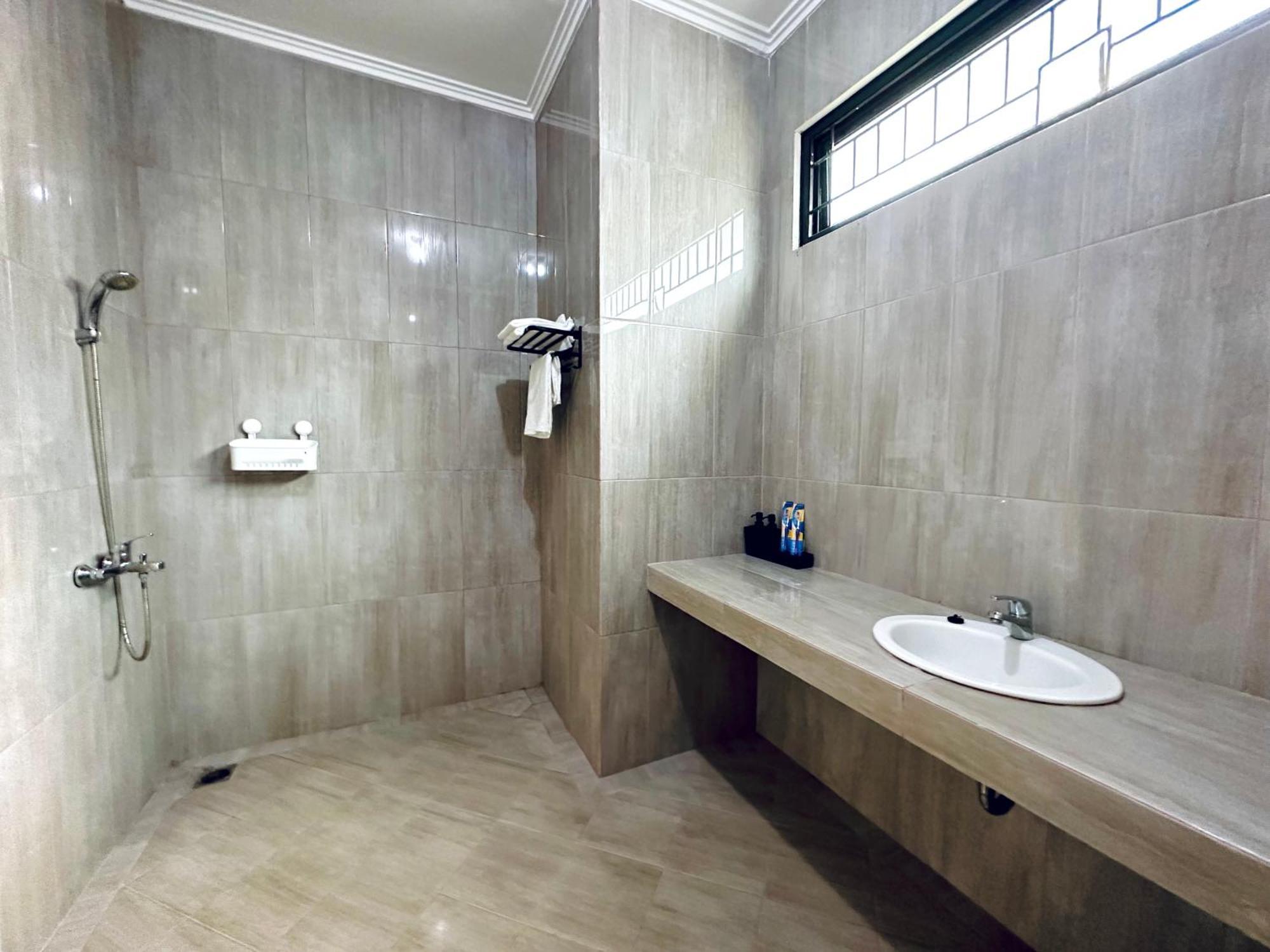 4-Bedroom Home In South Jakarta Nuansa Swadarma Residence By Le Ciel Hospitality Rum bild